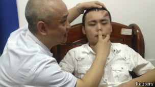 Doctor comprueba la infetada nariz de Xiaolian