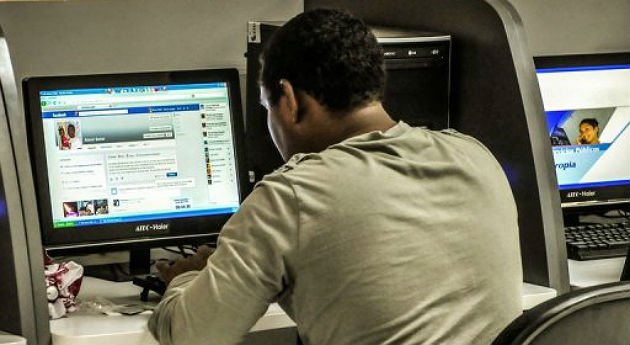 Facebook entra al mundo de las etiquetas. Facebook comenzó el miércoles a incluir en su servicio palabras clave precedidas de un signo de numeral, 'hashtags', marca de fábrica de su rival Twitter, para ayudar a los más de mil millones de miembros de la red social a seguir temas de su interés. 