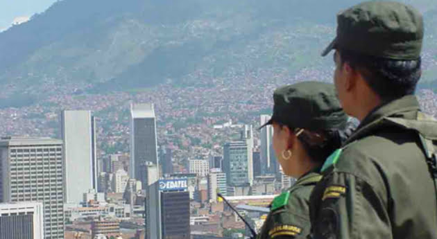 A piedra y bala reciben a policías en barrios de Medellín. Foto: Policía Nacional.