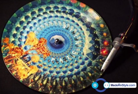 Video: Animación psicodélica a través de un Vinilo