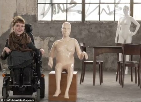 article-2518194-19D7791600000578-330_634x459