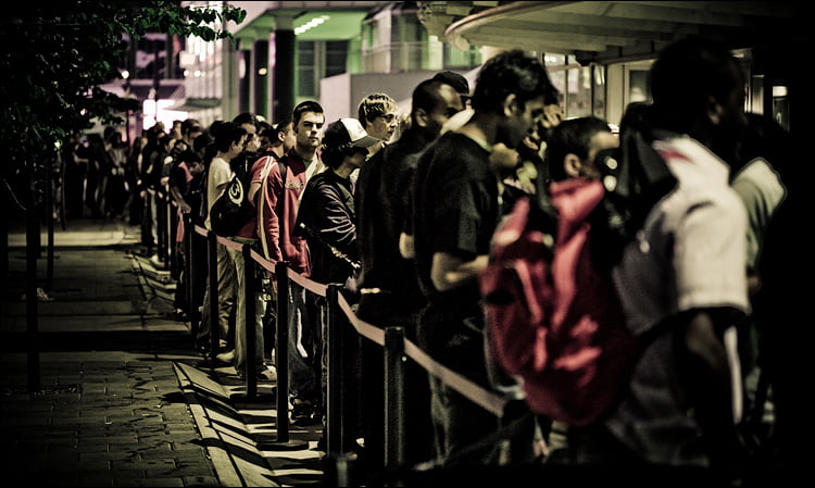 halo3_bestbuy_dundas_line_01