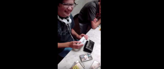 Futuros Artificiales: Niños no saben manejar un Walkman de Cassete